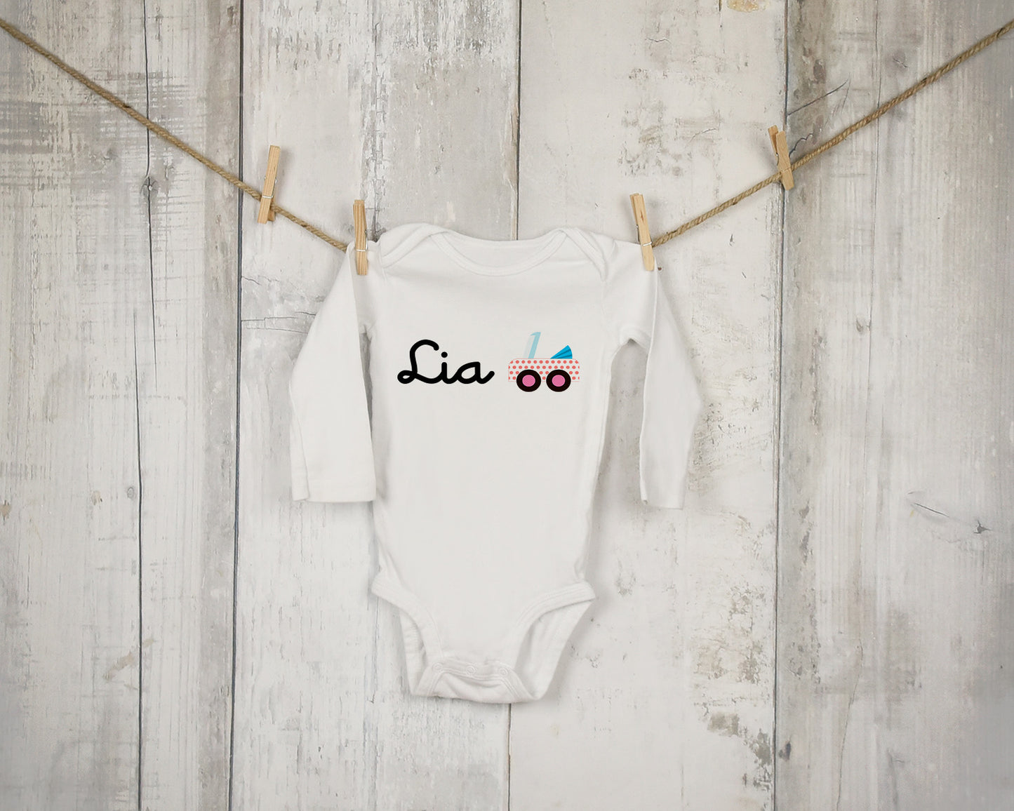 Body Blanco Bebé Personalizado con Nombre - Modelo Cochecito Bebé Rosa Lia - 100% Algodón
