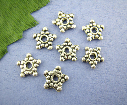 Estrellas y Copos de Nieve en Plata Antigua - Paquete de 5 Cuentas de 8mm x 8mm