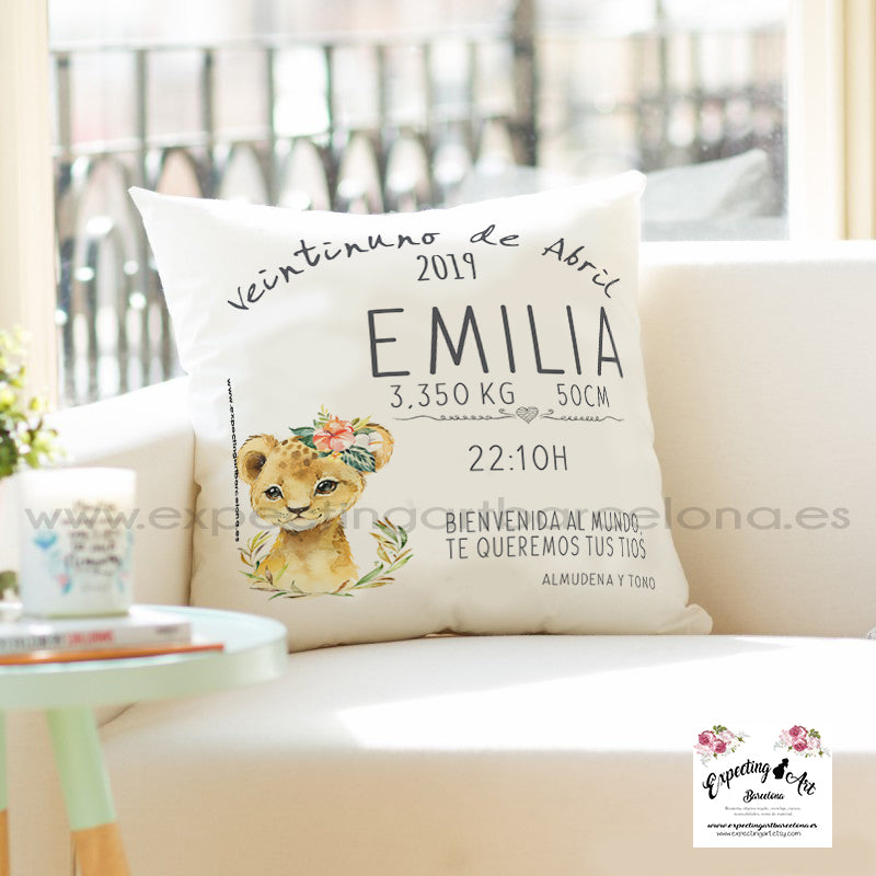 Cojín nacimiento de bebé personalizado con nombre y datos Bebé | Modelo baby leoncita| Funda desenfundable (35cm x 35cm 40cm x 40cm)