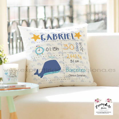 Cojín nacimiento de bebé personalizado con nombre y datos Bebé | Modelo Ballena Gabriel | Funda desenfundable (35cm x 35cm 40cm x 40cm)