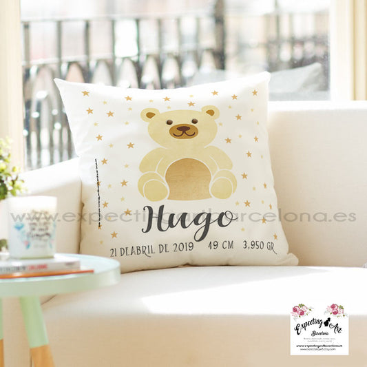 Cojín Nacimiento de Bebé Personalizado con Nombre y Datos | Modelo Osito Crema Hugo