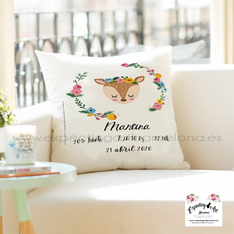 Cojín nacimiento de bebé personalizado con nombre y datos Bebé | Modelo la cierva Martina | Funda desenfundable (35cm x 35cm 40cm x 40cm)