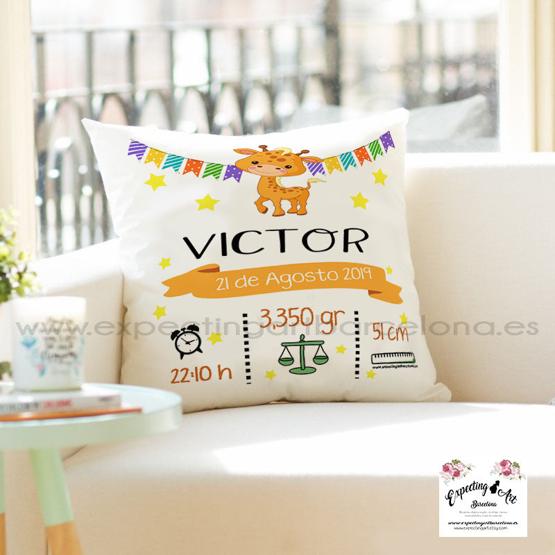 Cojín nacimiento de bebé personalizado con nombre y datos Bebé | Modelo Victor Girafa | Funda desenfundable (35cm x 35cm 40cm x 40cm)