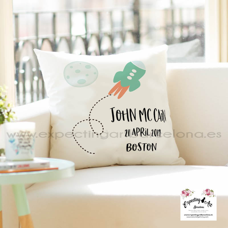 Cojín nacimiento de bebé personalizado con nombre| Modelo Cohete John| Funda desenfundable (35cm x 35cm 40cm x 40cm)