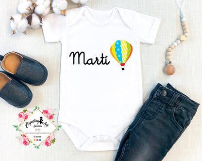 Body Blanco Personalizado para Bebés con Nombre y Cumpleaños - Mod. Globo Aerostático